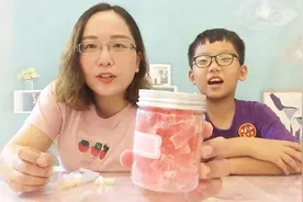 试吃粉色的“琥珀糖”，看起来晶莹剔透，外焦里嫩，吃一颗还想吃