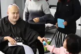 《胖子行动队》史上最油腻胖子包贝尔文章 亲生女儿饺子被吓跑！视频封面