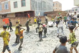 疯狂的泥巴大战，进去十秒钟能让你变成泥人视频封面
