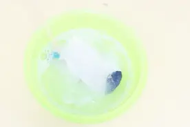 白色袜子难清洗干净，教你一招，脏袜子一洗就干净视频封面