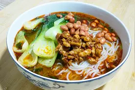 爱吃麻辣米线别出去买了，农村大妈教你做，比买的都好吃