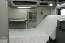 价值300万的沃尔沃大货车，空调电视大卧铺，保证司机能睡个好觉视频封面