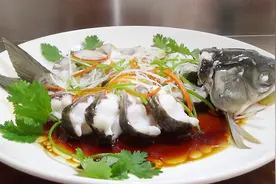 大厨教你在家做清蒸草鱼，鲜香无腥味，美味又营养，做法很简单！视频封面
