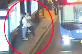 偶像剧看多了吧！男子公交站台强吻姑娘 辩称控制不住自己视频封面