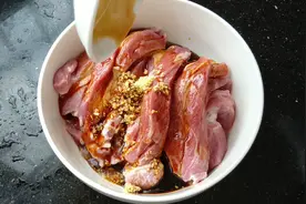 爱吃叉烧的收藏喽，教你一个电饭煲版做法，比外面买的还要好吃！视频封面