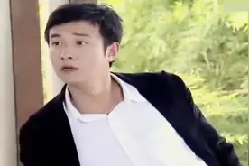 灰姑娘骑电动车去面试，刹车失灵，刚到公司，就把总裁给撞了视频封面