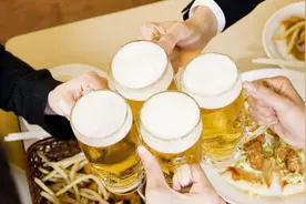 教你正确喝啤酒的方法，喝多少也不会胀肚子，而且还不容易醉视频封面