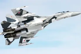 俄罗斯苏-35战斗机在叙利亚上空锁定美国F-22隐身战斗机视频封面