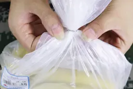 原来超市的封口钉是这样打开！不用任何工具就能轻松打开，很简单