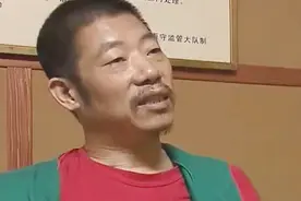 一万元额度信用卡，男子竟刷出了几百万现金，他的说辞也颇为蹊跷视频封面