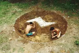农村小哥徒手修建土房屋，这是准备长久野外生活，真牛