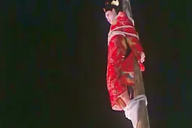 一个眼镜广告也可以拍的这么诱人 不愧为广告界的泰斗人物！视频封面