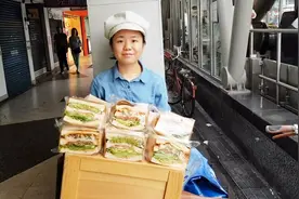 台北地铁站，女孩创业卖三明治，尝过后味道超级棒，非常好吃