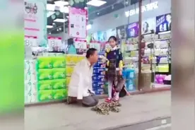 南阳10岁“天使”女童，街头喂食无臂流浪汉：最初有点怕，但想帮他视频封面