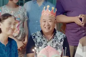 儿子帮老爸准备了生日惊喜，又是蛋糕又是蜡烛，爸爸感动到落泪视频封面