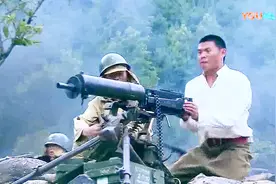 鬼子少佐手握重机枪不投降竟敢扫射，八路打残鬼子少佐切腹自尽！视频封面