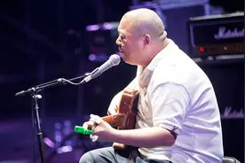 《朋友》一曲名天下，今朝辞世去 一路走好！