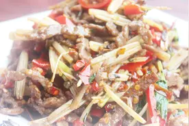 芹菜炒牛肉怎样做好吃，教你芹菜炒牛肉的川味做法，看得我流口水