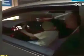 家长抱孩子在车库里学开车，父亲一直喊：使劲往里打视频封面