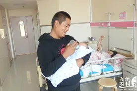 农村80后小夫妻进城生宝宝，记录产房温馨一幕，奶爸挺像那回事！视频封面