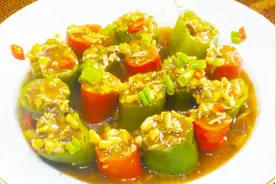 辣椒切成圈圈，塞点肉馅，隔几天做一次，实在是太下饭了