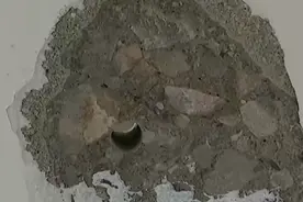 刚装修完天花板现两个大洞 原是楼上钻孔打穿了……楼板太薄？视频封面