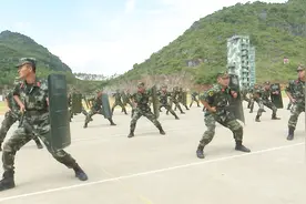 士气高涨！武警新兵开训就是这么燃视频封面