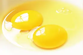 打开鸡蛋后，蛋黄旁边的小白团是啥？这样的鸡蛋能不能吃呢？