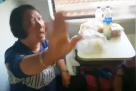 火车“霸桌”事件来了！强调：下铺是我买的，桌子别人不准放东西视频封面