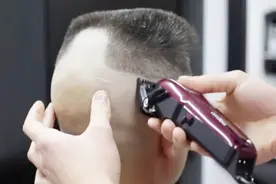 大哥满头白发特显老，剪了这款超短男士发型，帅气，精神，显年轻视频封面