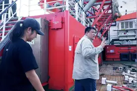 花1亿买破冰船探险，这对夫妻上天入地，用行动证明中国人可以！视频封面
