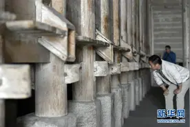 湖北恩施：“古稀之年”的吊脚粮仓图片