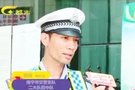 骑车戴耳机听歌有危险，这些危害一定要知道，千万不可忽视！视频封面