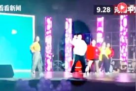 太“骚气”！迎新晚会“微胖”男生站C位跳《卡路里》嗨翻全场！视频封面