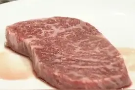 这地方牛排营养价值就是高！牛是听着音乐喝着啤酒长大的，享受！