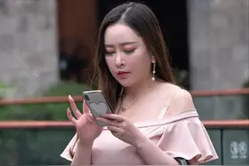 丰满型身材的裙装穿搭，粉色一字肩配白色半身裙，优雅清新又显瘦图片