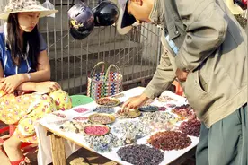 这个不起眼的小镇，却因挖宝石变成富豪最多的小镇，2岁小孩土豪