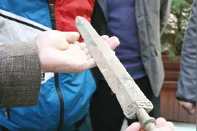 陕西工地小工捡青铜剑，有人收购10万未卖，上交国家获得荣誉证书视频封面