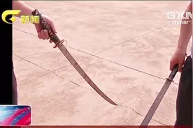 两男子毒驾被查，车上携带数把长刀等管制刀具视频封面