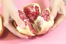 如何优雅的吃掉一颗石榴？教你一个小窍门！
