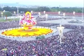 展大国风范！天安门广场11万人观看国庆升旗仪式 唱国歌祝福祖国视频封面
