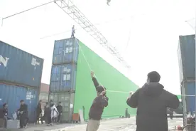 《影》幕后花絮：片中下雨场景的真实片场！隐藏的喷水管道视频封面