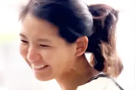 国外爆笑街头恶搞：打开汽车后备箱，一只鳄鱼张口咬来吓坏好心人视频封面