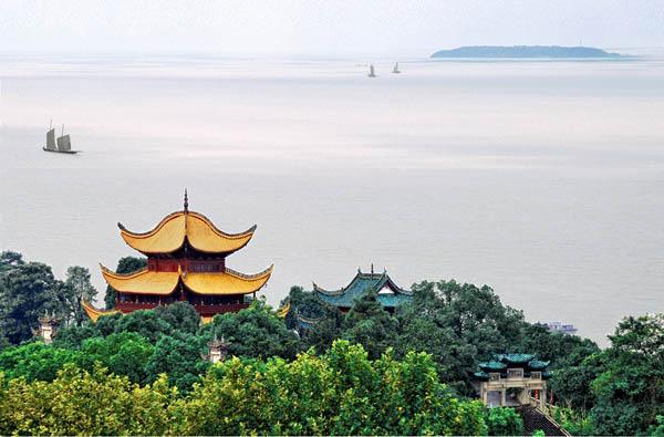 岳阳楼的诗句（诗词遇上名胜岳阳楼雁引愁心去）