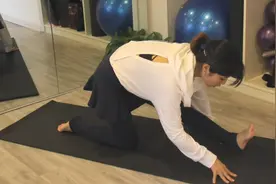 瑜伽老师教你拉伸大腿后侧的正确方法，长期坚持让你告别小粗腿