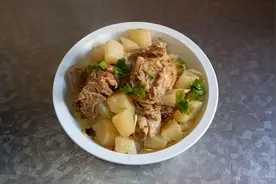 大妈教你用大骨头炖白萝卜，汤香肉嫩萝卜鲜，原汁原味真好吃