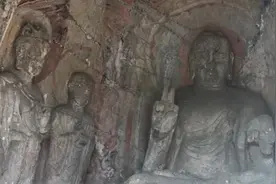 游客龙门石窟欣赏“最萌网红剪刀手佛像”视频封面