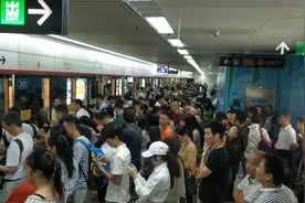 深圳地铁4号线突发消防水管破裂，大量旅客滞留视频封面