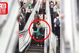 奶奶带孙子在地铁迷路快急哭了 一位暖心小姐姐及时出现视频封面