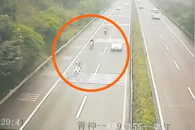 四川眉山：3摩托闯关上高速 带头摩托发生侧翻 司机死亡